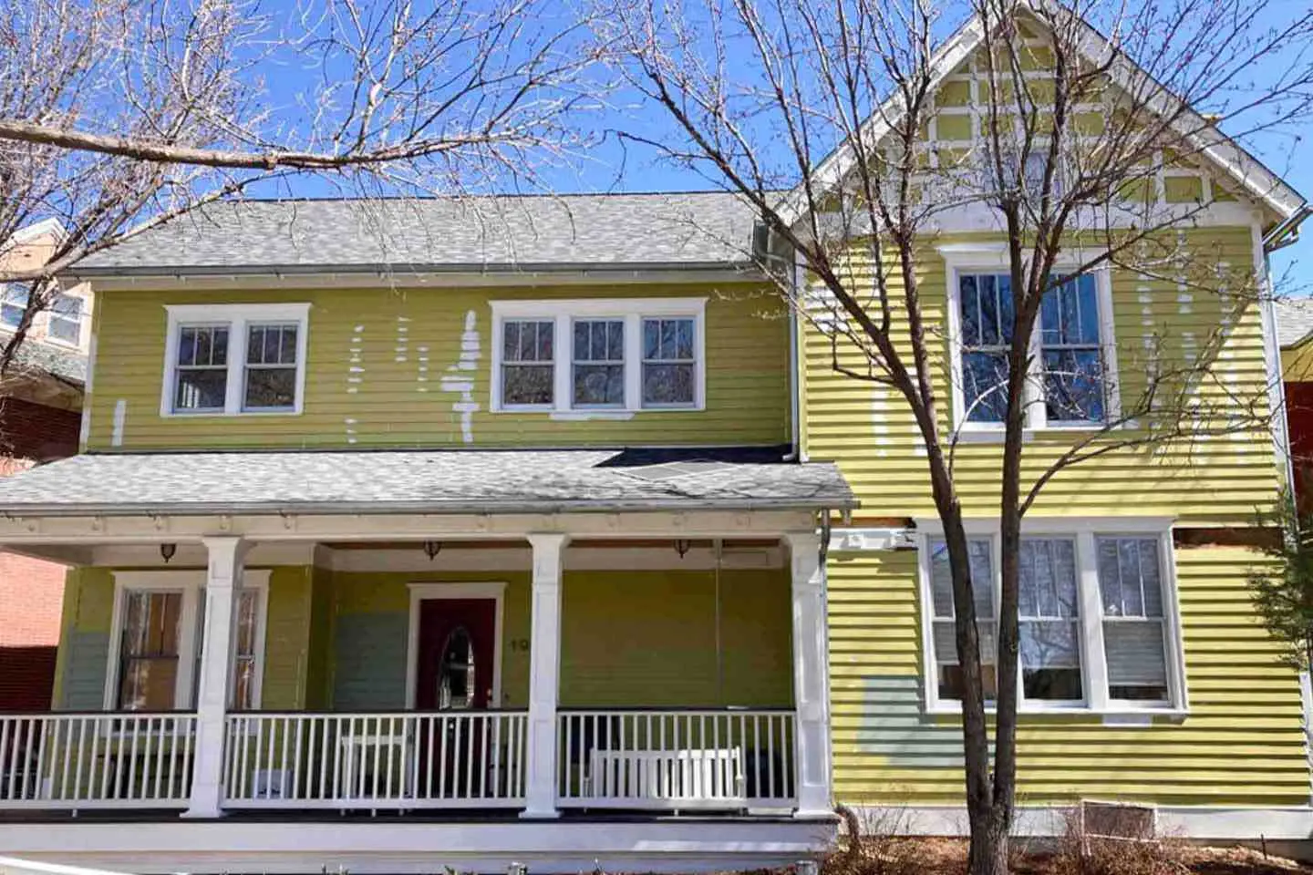 House before being painted by Robinson Painting of Colorado LLC.
